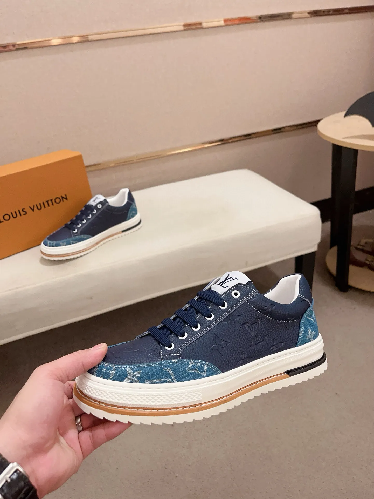 Men's shoes💰 400💰Louis Vuitton (Louis Vuitton/LV) top 🔍🔍 new models are on sale at the same time, the upper 🇮🇹 imported first-layer cowhide from Italy, fully imported sheepskin lining 💪💪, completely 1⃣️ to 1 ⃣️Re-engraved🇮🇹💪💪, ⚠Sole: The original sole is specially provided by the original factory, the exclusive movable molded sole is super comfortable, ⚠The original factory follows the order, 🔍🔍high quality, you can enter and exit the counter at will, welcome to compare⚠. Code number: 38-44. Can be customized for 45 non-refundable!